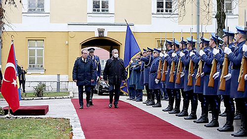 Bakan Akar Bosna Hersek Savunma Bakanlığında askeri törenle karşılandı