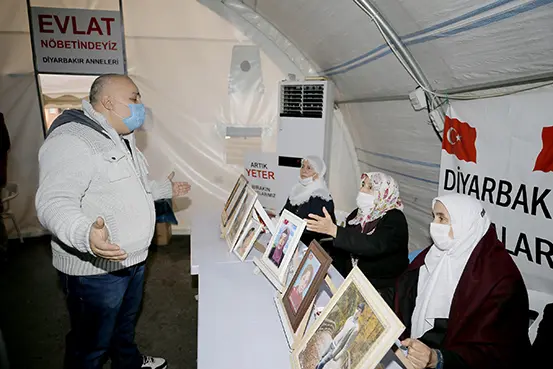 Diyarbakır annelerine destek ziyaretleri sürüyor