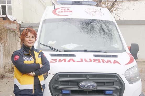 Kırmızı başlıklı ambulans şoförü