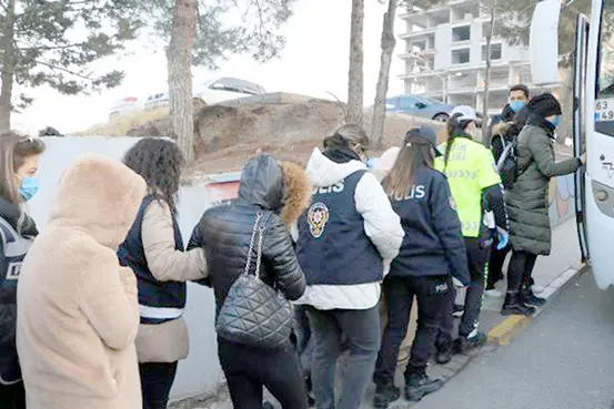 Fuhuş şebekesi sınır dışı edildi