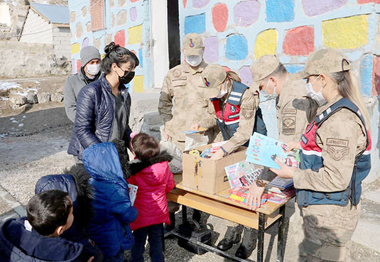 Kadın komutanlar gönüllere dokundu