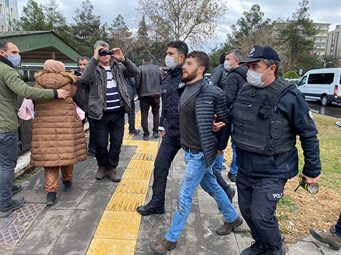 Adliye çıkışında silaha sarıldılar!