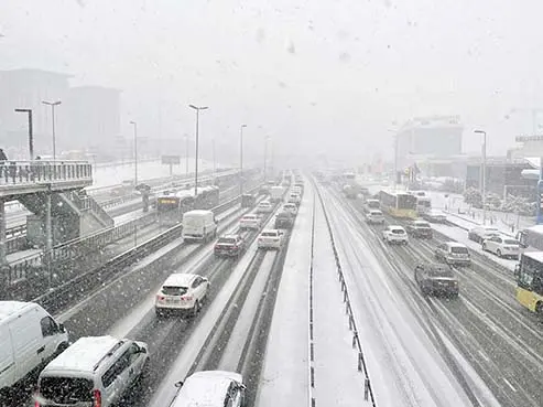 İstanbul'da kar yağışı hayatı olumsuz etkiliyor