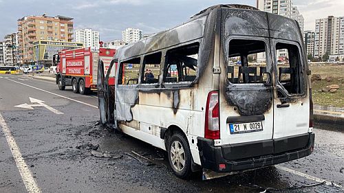 Minibüs cayır cayır yandı