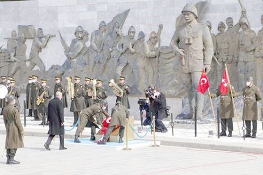 Çanakkale Deniz Zaferi'nin 107. yıl dönümü dolayısıyla Şehitler Abidesi'nde tören düzenlendi