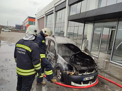 Diyarbakır’da alevlere teslim olan hafif ticari araç kullanılamaz hale geldi