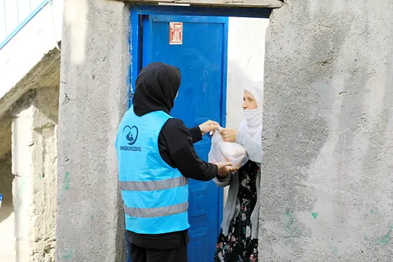 Kursiyerler hem öğreniyor hem de ihtiyaç sahiplerine iftar hazırlıyor