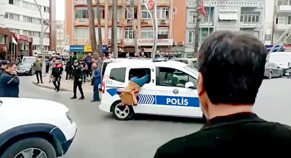 Gözaltına alınan kişi, polis aracının camından kaçmaya çalıştı