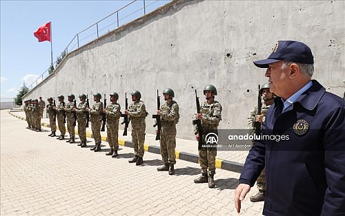 Akar, komutanlarla sınırın sıfır noktasında incelemelerde bulunuyor