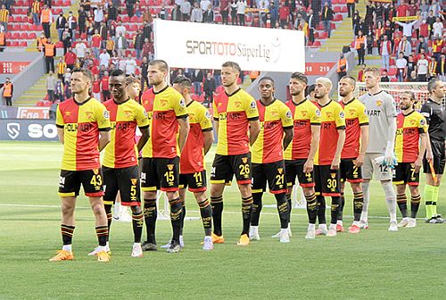 İzmir futbolu dibi gördü 