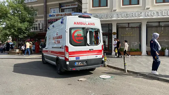 Park halindeki ambulansın camını kırdı