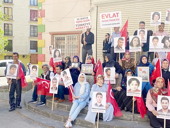 Evlat nöbetindeki anneden oğluna 'teslim ol' çağrısı