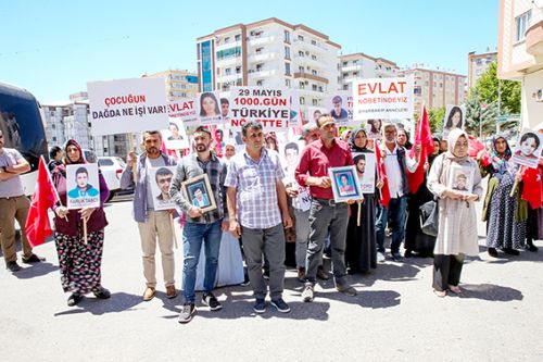 Üç aile daha nöbete geldi