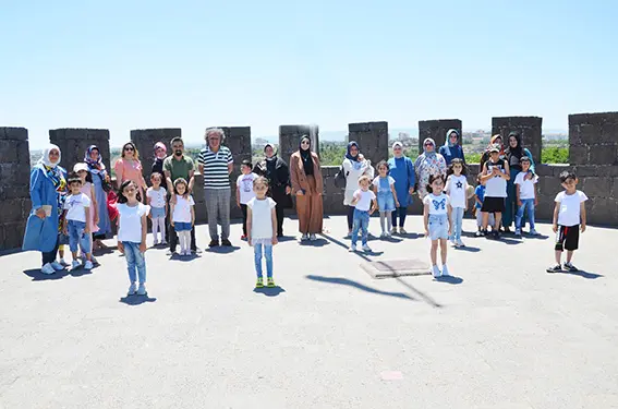 Diyarbakırlı öğrenciler, kenti yabancı turistlere tanıtıyor