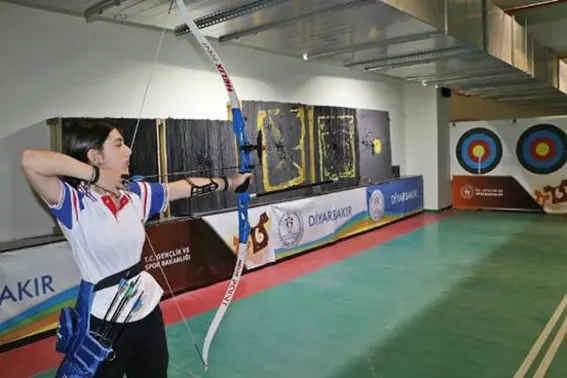 Okçulukta Diyarbakır birincisi olan Nehir'in hedefi milli takım