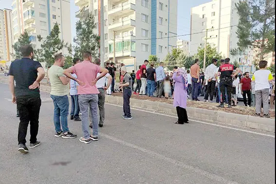 Yolun karşısına geçmek isteyen çocuğa otomobil çarptı