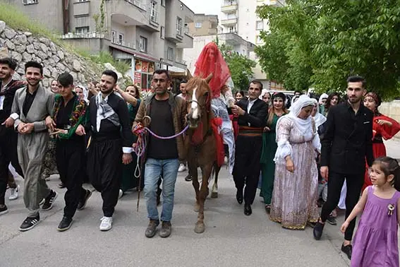 Şehir merkezinde gelini atla dolaştırma geleneğini yaşattılar