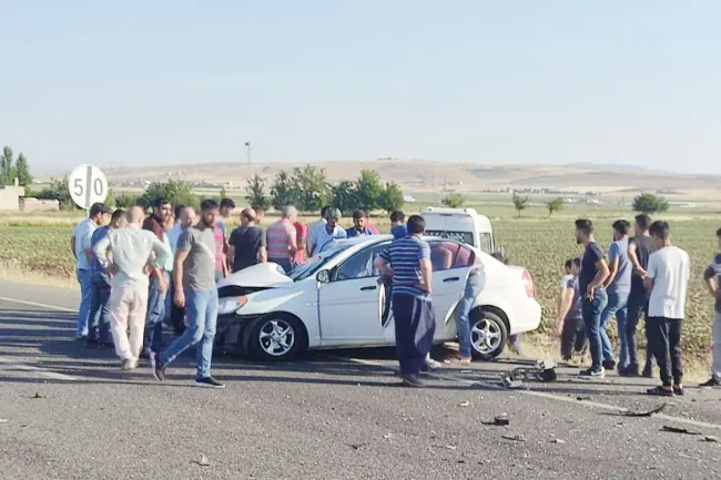 Direksiyon başında uyuklayan sürücü öğrenci servisine çarptı: 2 yaralı