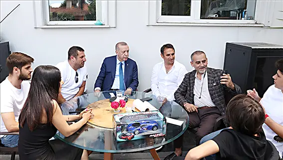 Cumhurbaşkanı Erdoğan, vatandaşlarla sohbet edip çay içti