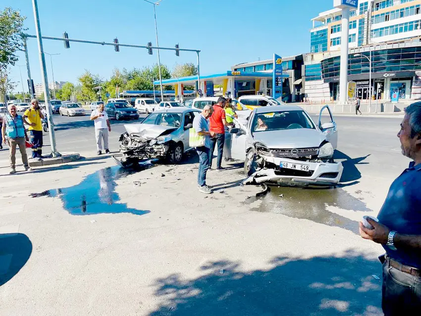 Dönüşün yasak olduğu yola girdi, iki araç kafa kafaya çarpıştı