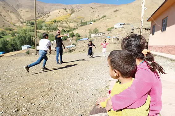 6 yaşındaki Zilan'ın eğitimi için 5 kilometre yol katediyor