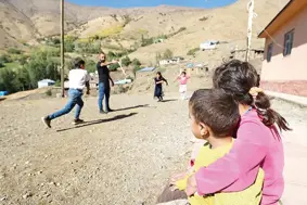 6 yaşındaki Zilan'ın eğitimi için 5 kilometre yol katediyor