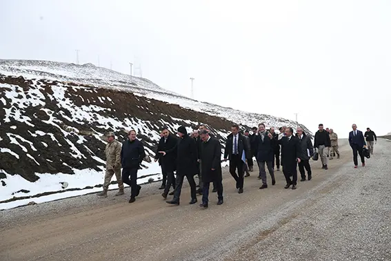 Soylu, Türkiye-İran sınırındaki güvenlik duvarı çalışmalarını inceledi