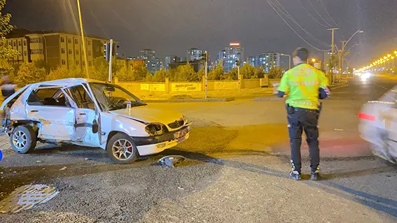 Kavşaktaki çarpışma sonucu otomobiller hasar aldı, 2 kişi yaralandı