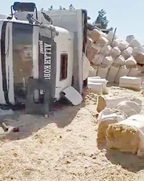 Diyarbakır'da saman yüklü TIR devrildi: 1 yaralı