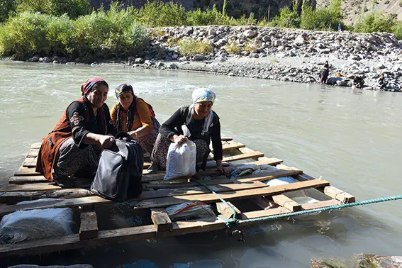 Hakkari'de Zap Suyu'nu salla geçen köylüler için asma köprü yapılıyor