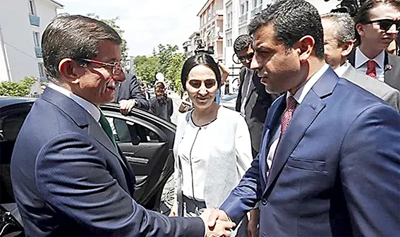 Ahmet Davutoğlu Selahattin Demirtaş hakkındaki şikayetinden vazgeçti