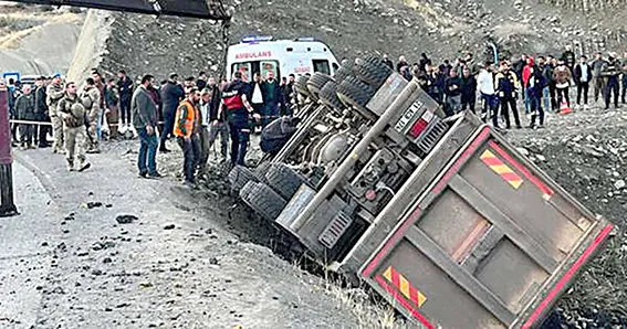 Otostop yaptığı kamyonun kazasında öldü