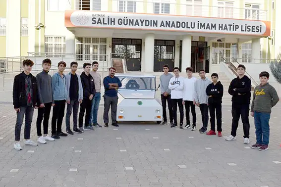 Liselilerden 60 kilometre hıza ulaşabilen elektrikli otomobil