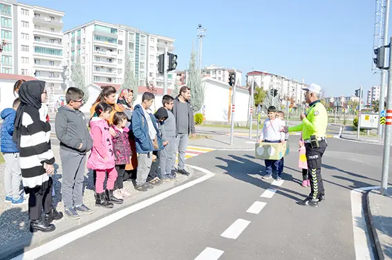 Özel gereksinimli öğrencilere uygulamalı trafik eğitimi