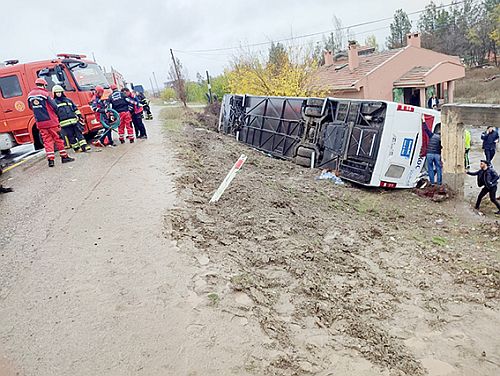 Yolcu otobüsü böyle devrildi