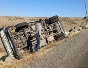 Diyarbakır’da arpa yüklü TIR devrildi: 1 ağır yaralı