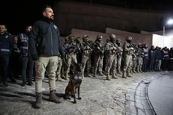 Uyuşturucu satıcılarına şafak baskını