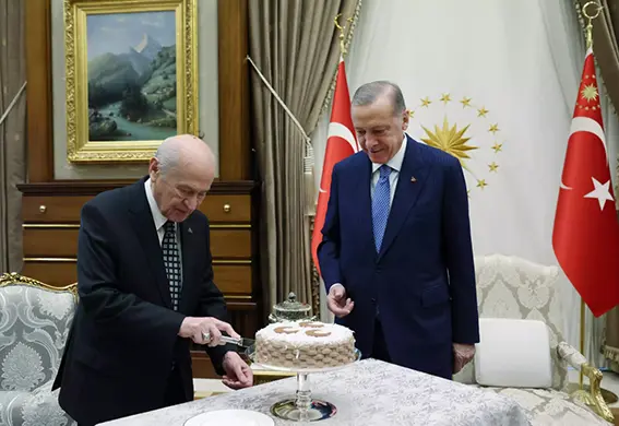 Erdoğan'dan Bahçeli'ye 3 hilalli pasta