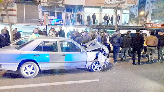 Park halindeki 2 araca ve yayaya çarpıp kaçtı