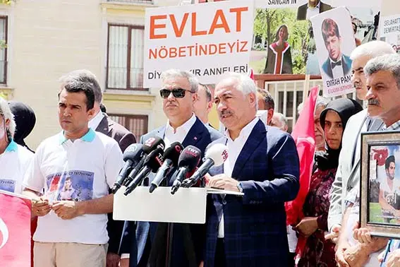 Bakan Yardımcısı Ersoy, evlat nöbetindeki ailelerle bayramlaştı