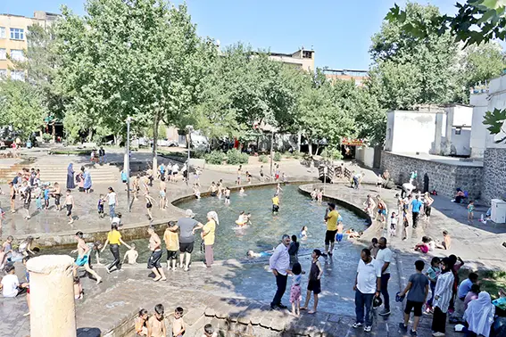 Yasak olmasına rağmen süs havuzuna girip, 'Ya boğulacağız ya yüzeceğiz' dedi