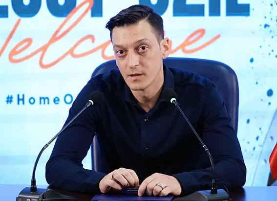 Mesut Özil, Başakşehir’e resmi imzayı attı