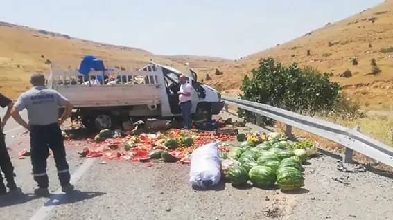 Lastiği patlayan kamyonet bariyerlere çarpıp devrildi: 3 yaralı