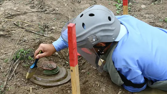 İsviçre ordusu Ukraynalı sivillere mayın temizleme eğitimi verecek