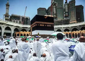 Yüz binlerce hacı adayı cuma namazını Mescid-i Haram'da kıldı