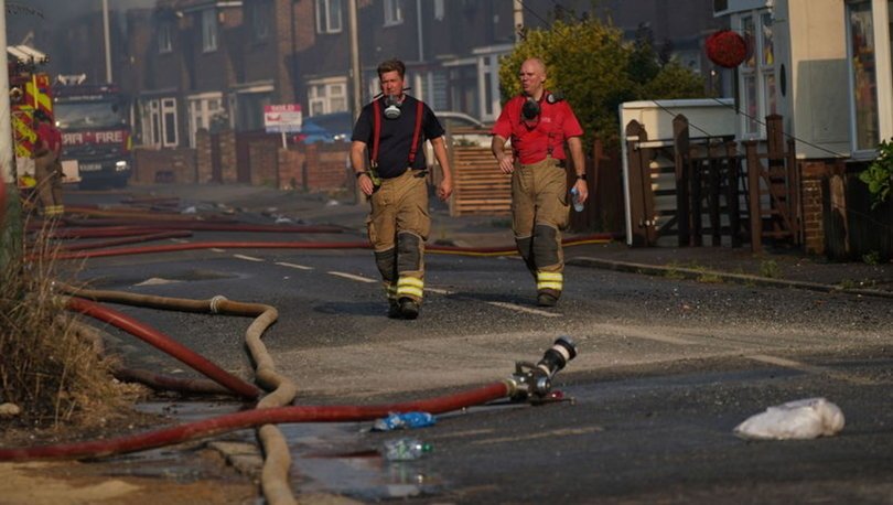 Londra’da alarm! Sıcak hava ve yangınlarla mücadele sürüyor