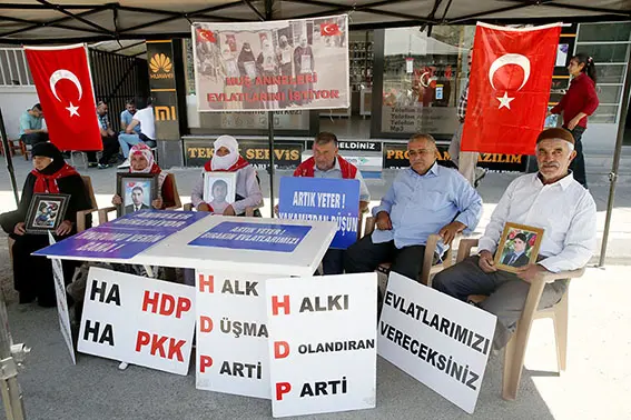 Muş'ta çocukları PKK'lılarca kaçırılan aileler HDP önündeki eylemlerini sürdürdü