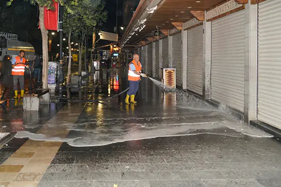 Diyarbakır'da cadde, sokak ve kaldırımlar tazyikli su ile yıkanıyor