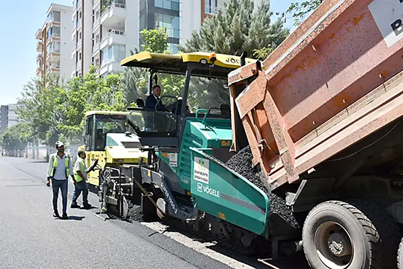 Asfaltı kendisi serdi