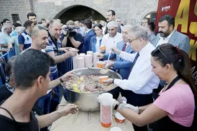 Vali Su aşure dağıttı